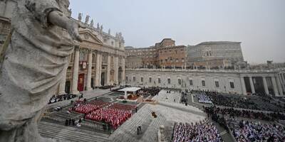 Les funérailles de Benoît XVI devant 50.000 fidèles à la basilique Saint-Pierre de Rome