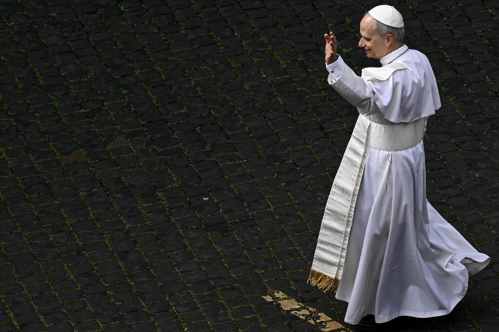 Le pape Léon XIV récite sa première prière dominicale à Saint-Pierre