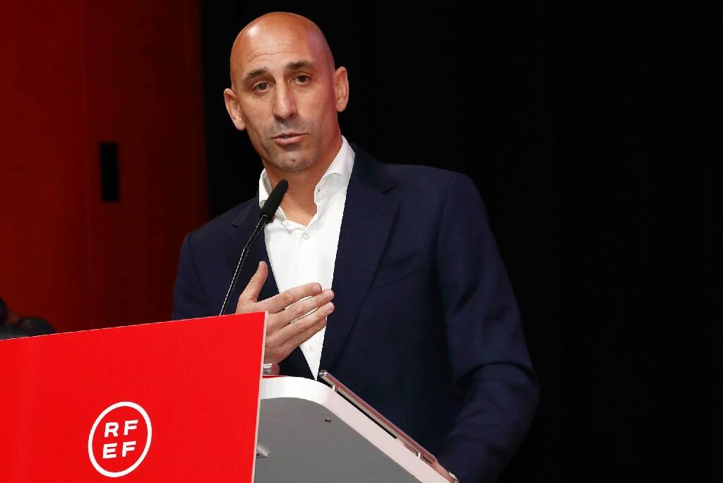 Baiser forcé : le patron du foot espagnol Luis Rubiales s'accroche à son poste