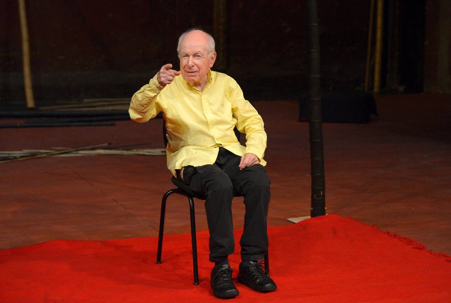 Le réalisateur de théâtre et de cinéma britannique, dramaturge et acteur Peter Brook au théâtre des Bouffes du Nord à Paris, le 31 août 2015