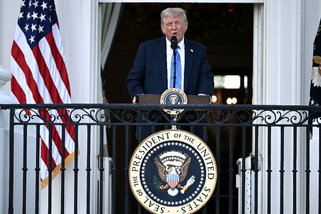 "Il essaie de rendre l'Amérique blanche à nouveau, pas de rendre l'Amérique grande à nouveau": Donald Trump ferme le territoire américain aux ressortissants de 12 pays