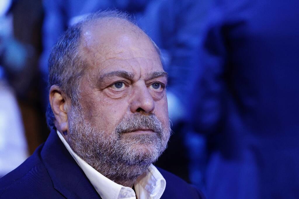 Pour lutter contre l'introduction des portables en prison, Eric Dupond-Moretti "envisage" des fouilles "plus systématiques"