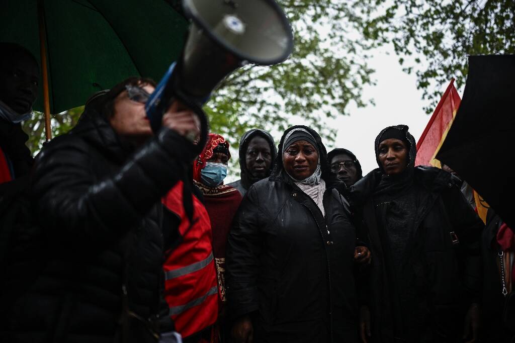"Mort modeste": hommage à Paris à l'ouvrier décédé sur un chantier d'un bassin des JO