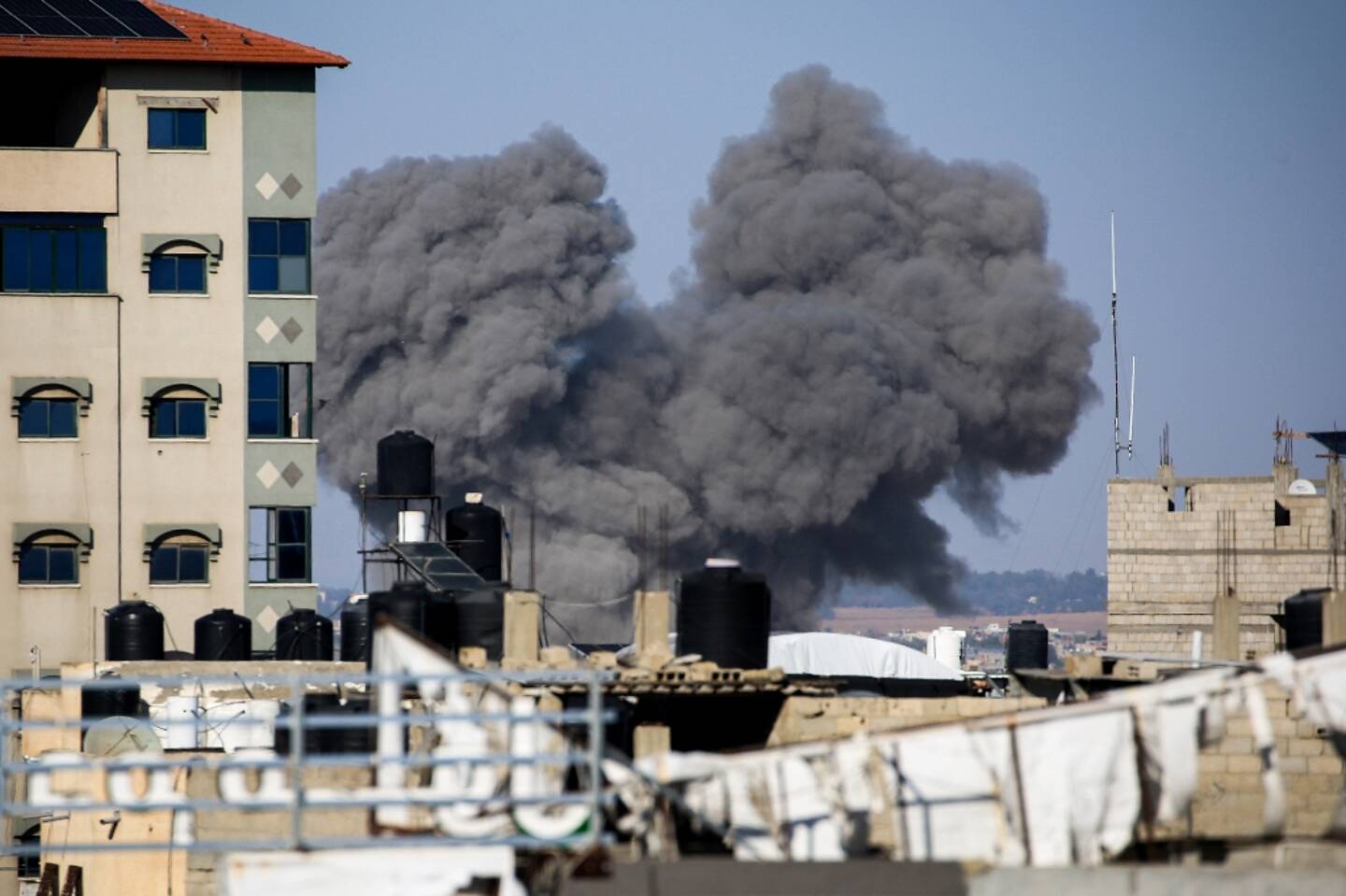 De la fumée s'échappe après des frappes israéliennes sur Rafah, au sud de la bande de Gaza, le 7 mai 2024.