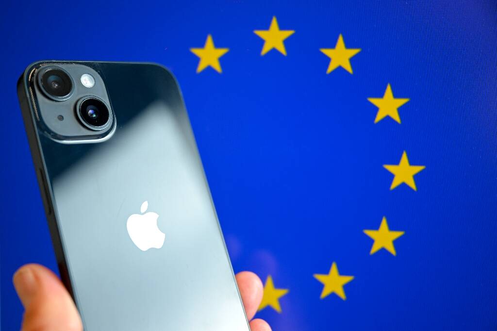Un rabais fiscal et une amende: La justice de l'UE se prononce sur deux dossiers majeurs pour Apple et Google