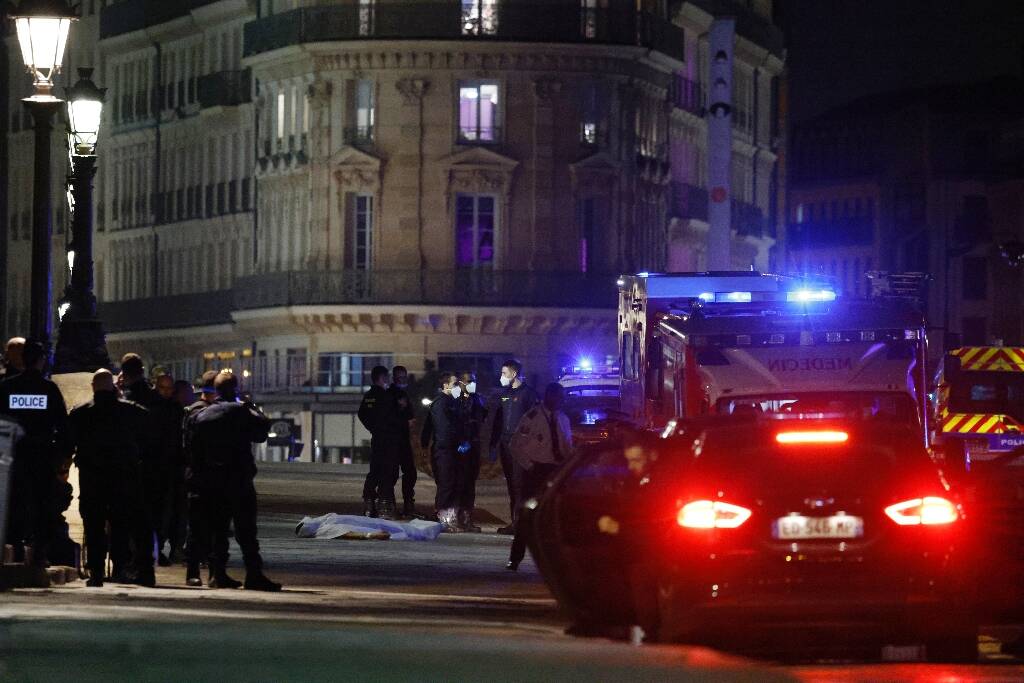 Ce que l'on sait après la mort de deux hommes tués par un policier près du Pont-Neuf à Paris la nuit dernière