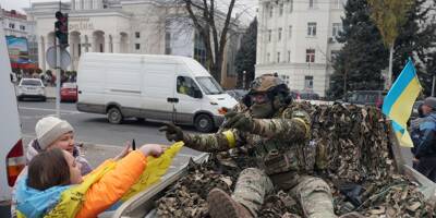 Guerre en Ukraine: dans Kherson, soldats stars et goût de liberté