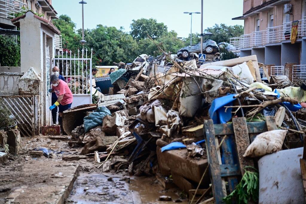 Inondations en Espagne: les recherches se poursuivent, Barcelone à son tour sous des trombes d'eau