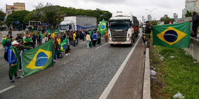 Déçus par la défaite de Bolsonaro, des milliers de Brésiliens exigent une intervention de l'armée