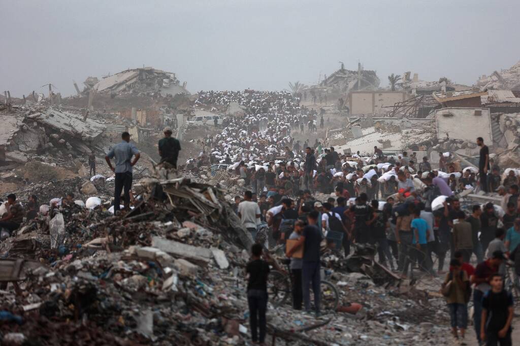 Sept fois moins lumineuse qu'avant le 7 octobre: vue du ciel, la bande de Gaza plongée dans le noir
