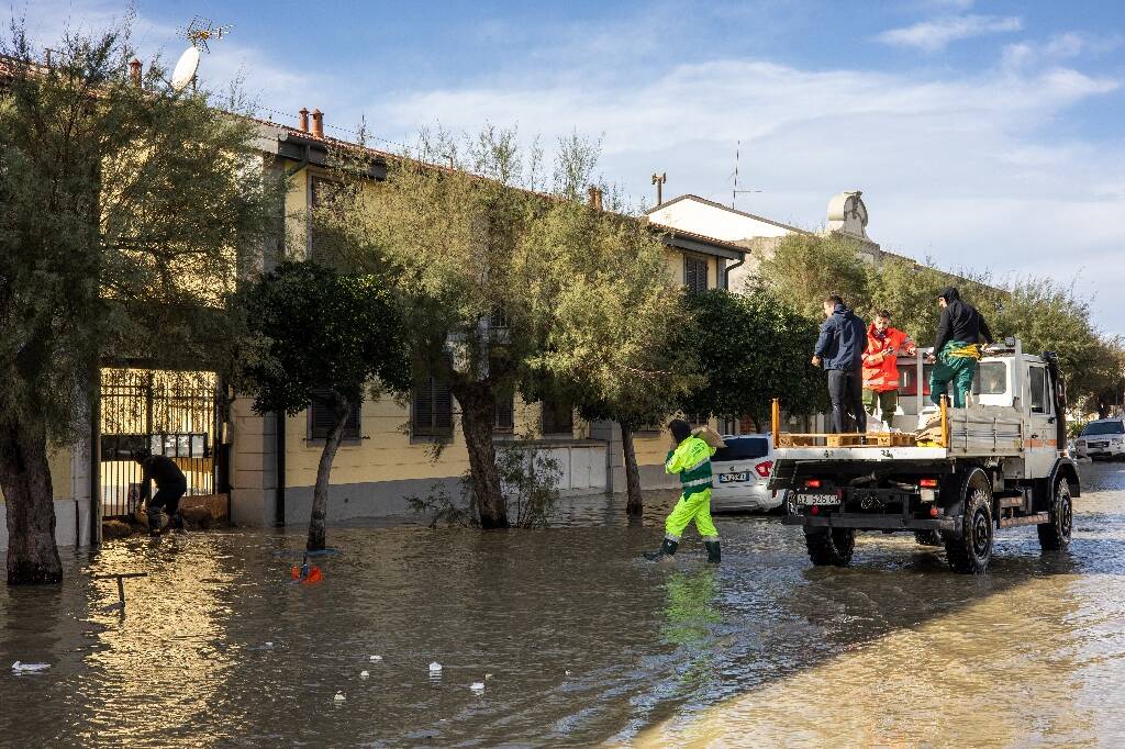 La tempête Ciaran fait au moins 16 morts, l'Italie durement frappée