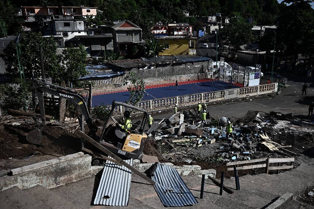 Mayotte: la démolition du bidonville de Talus 2 se poursuit, des familles observent la parade des machines