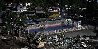 Mayotte: la démolition du bidonville de Talus 2 se poursuit, des familles observent la parade des machines