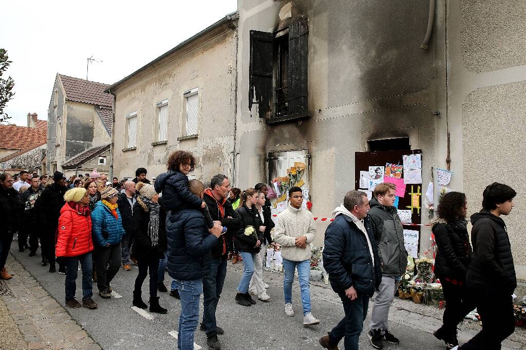 Marche blanche en hommage à une mère et ses sept enfants tués dans un incendie dans l'Aisne