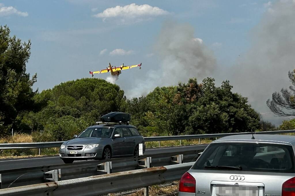 Incendie dans l'Hérault: l'autoroute A9 fermée dans les deux sens entre Sète et Agde