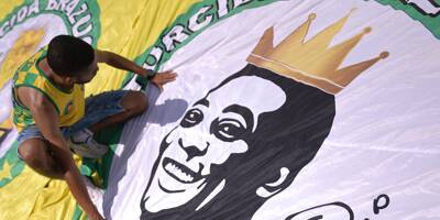 Les Brésiliens font leurs adieux au légendaire footballeur Pelé