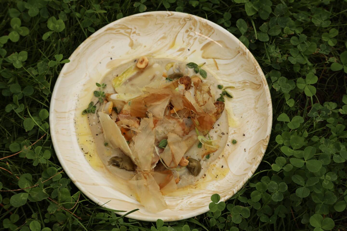 Les asperges sauce tonnato et pétales de bonites à la japonaise, un plat qui fait voyager !