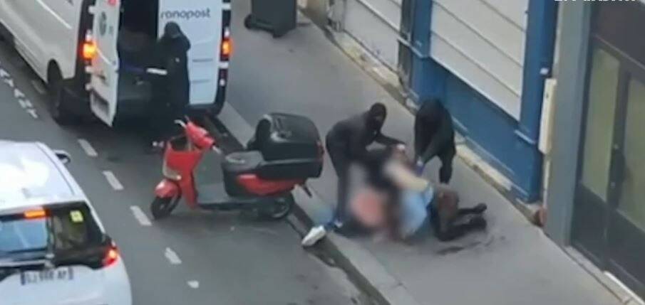 Les images glaçantes d'une mère de famille et son enfant victimes d'une tentative d'enlèvement en plein Paris