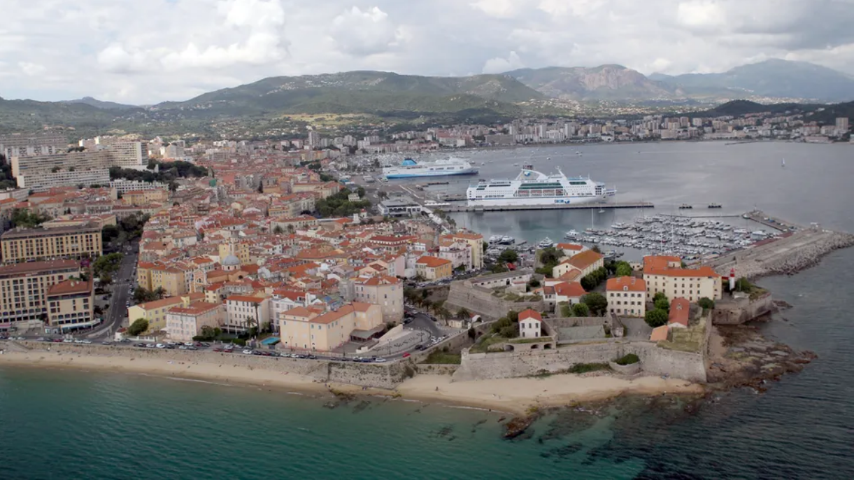 "Il roulait très très vite": un train touristique se renverse à Ajaccio, douze blessés dont au moins un enfant