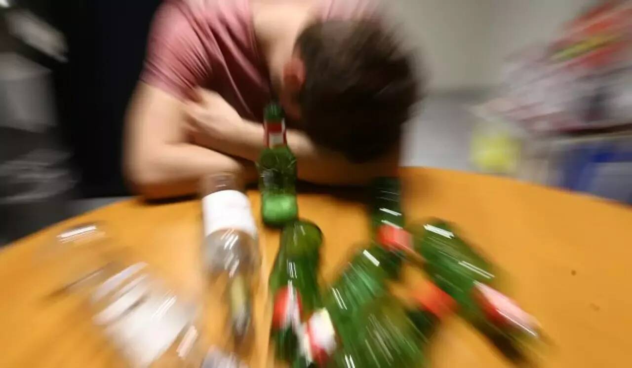 Qu'est-ce que la "drunkorexie", cette pratique de plus en plus populaire chez les jeunes?