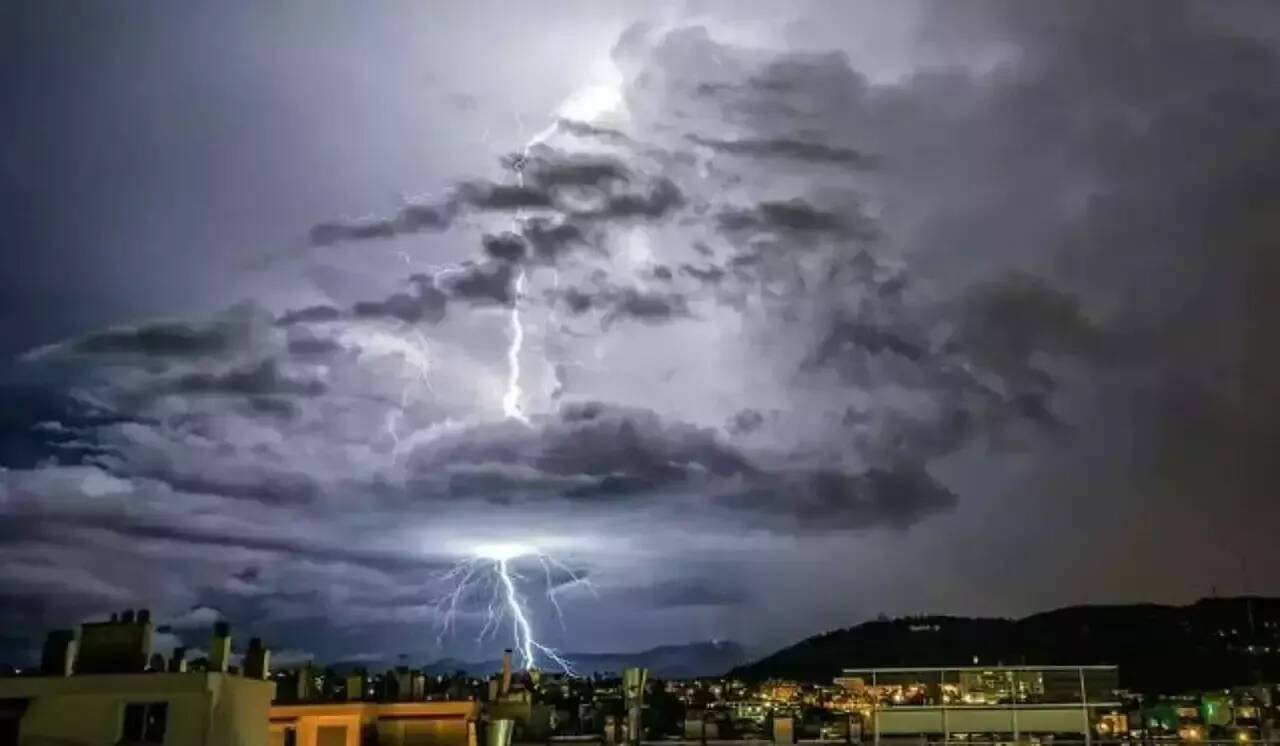 Les Alpes-Maritimes en vigilance jaune aux orages ce lundi, des rafales jusqu'à 55km/h: voici à quoi il faut s'attendre