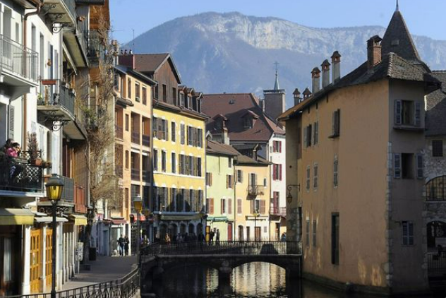 Une attaque au couteau à Annecy fait sept blessés dont six enfants en bas âge, les dernières infos en direct