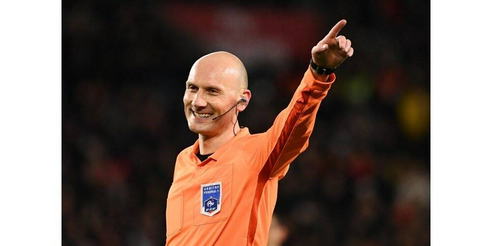 17 clubs de Ligue 1 réclament son départ, Antony Gautier reste (quand même) patron de l'arbitrage français jusqu'à la fin de la saison