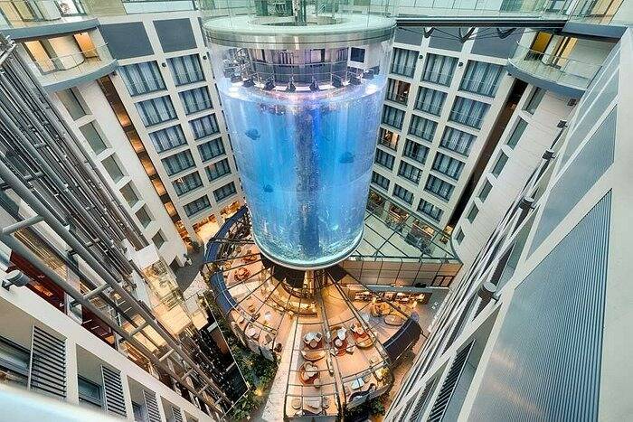 Le plus grand aquarium cylindrique au monde éclate dans un hôtel à Berlin, deux blessés