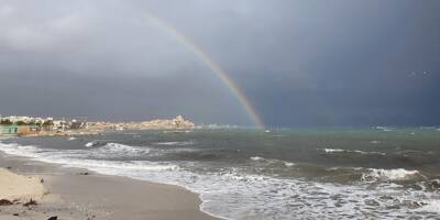 C'est la belle image du jour: un arc-en-ciel se forme entre deux averses à Antibes