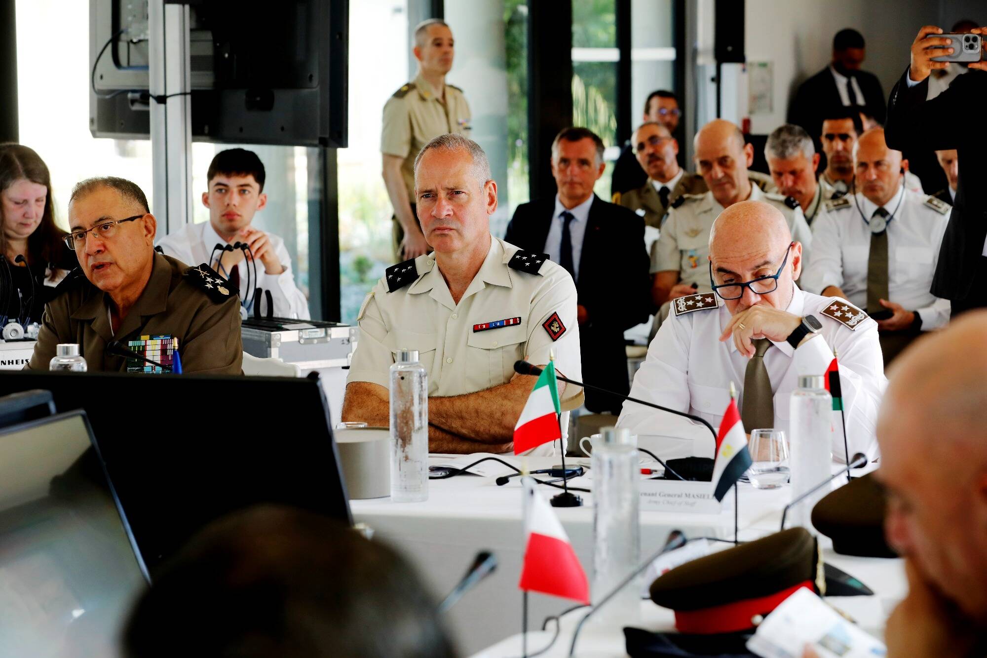 "On va revenir à une armée mixte combinant le côté professionnel et le côté services", avance le général Pierre Schill au symposium des CEMAT 2025 dans le Var