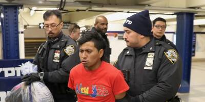 La police arrête un homme soupçonné d'avoir mis le feu à une femme dans le métro à New York