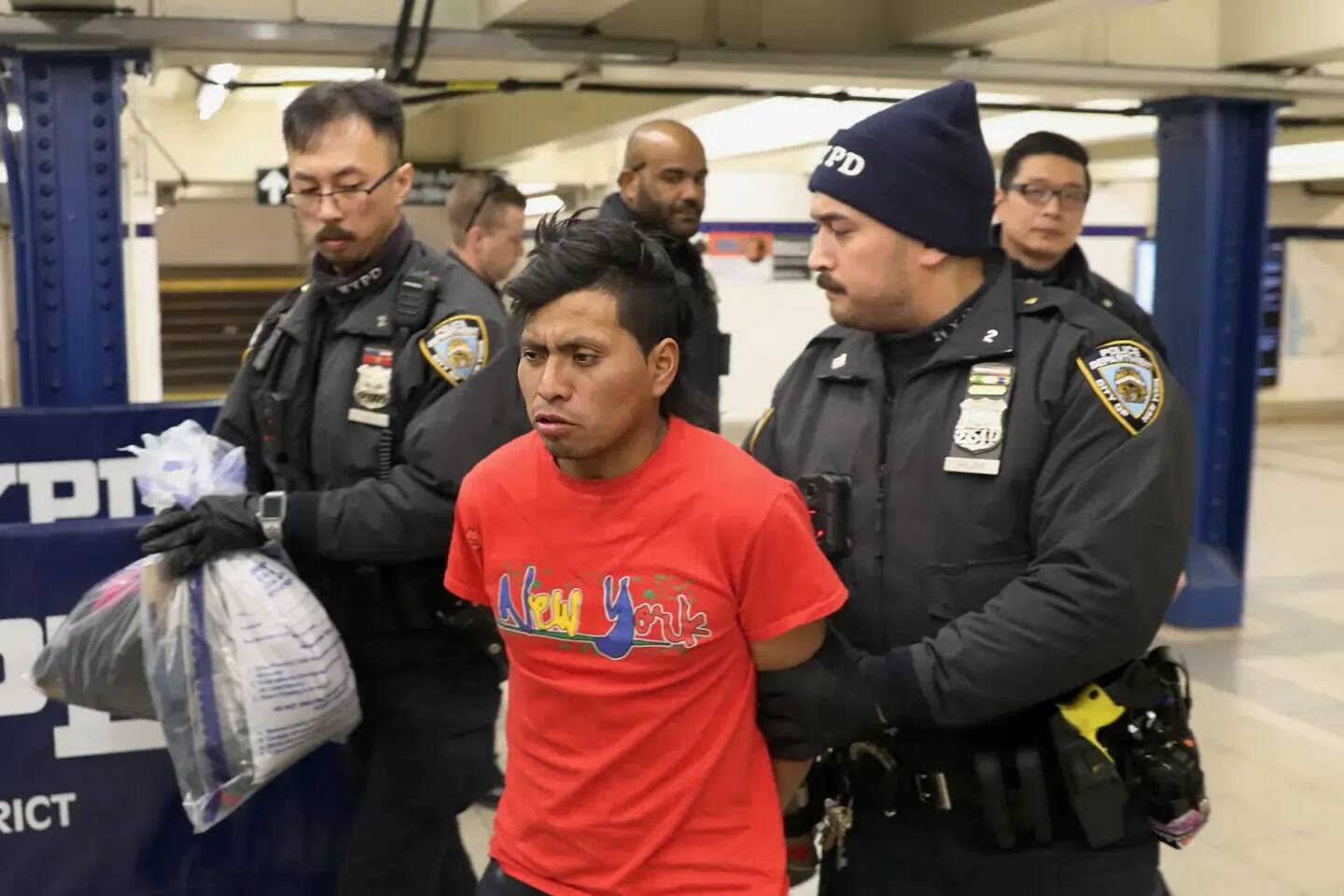 Un homme soupçonné d'avoir brûlé vive dimanche une femme dans le métro à Brooklyn a été arrêté par la police new-yorkaise.