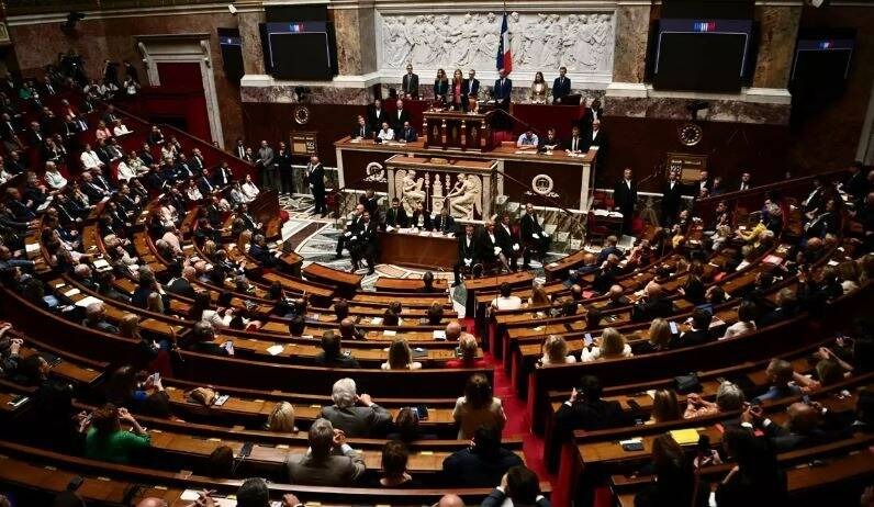 Tractations avec Emmanuel Macron pour former un nouveau gouvernement: quel parti veut obtenir quoi, on fait le point