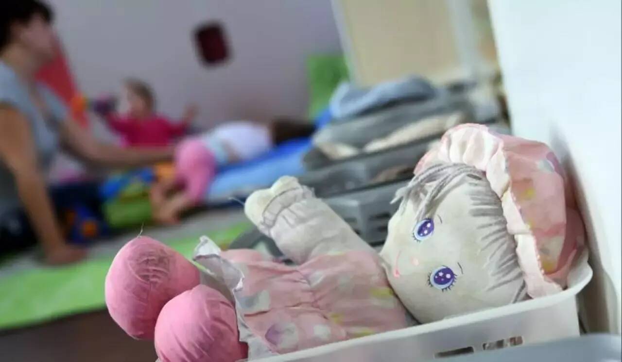 "Rien que par le bouche-à-oreille dans ma résidence, j'ai déjà des appels": à 51 ans, elle plaque tout pour devenir assistante maternelle à Nice