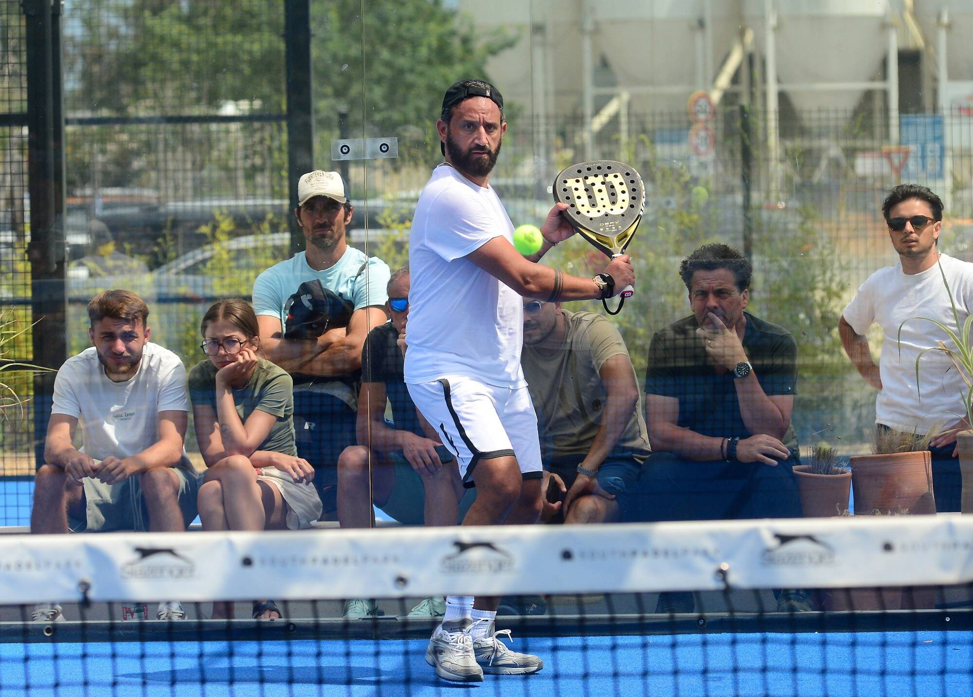Cyril Hanouna assure le spectacle lors d'un tournoi de padel à Puget-sur-Argens