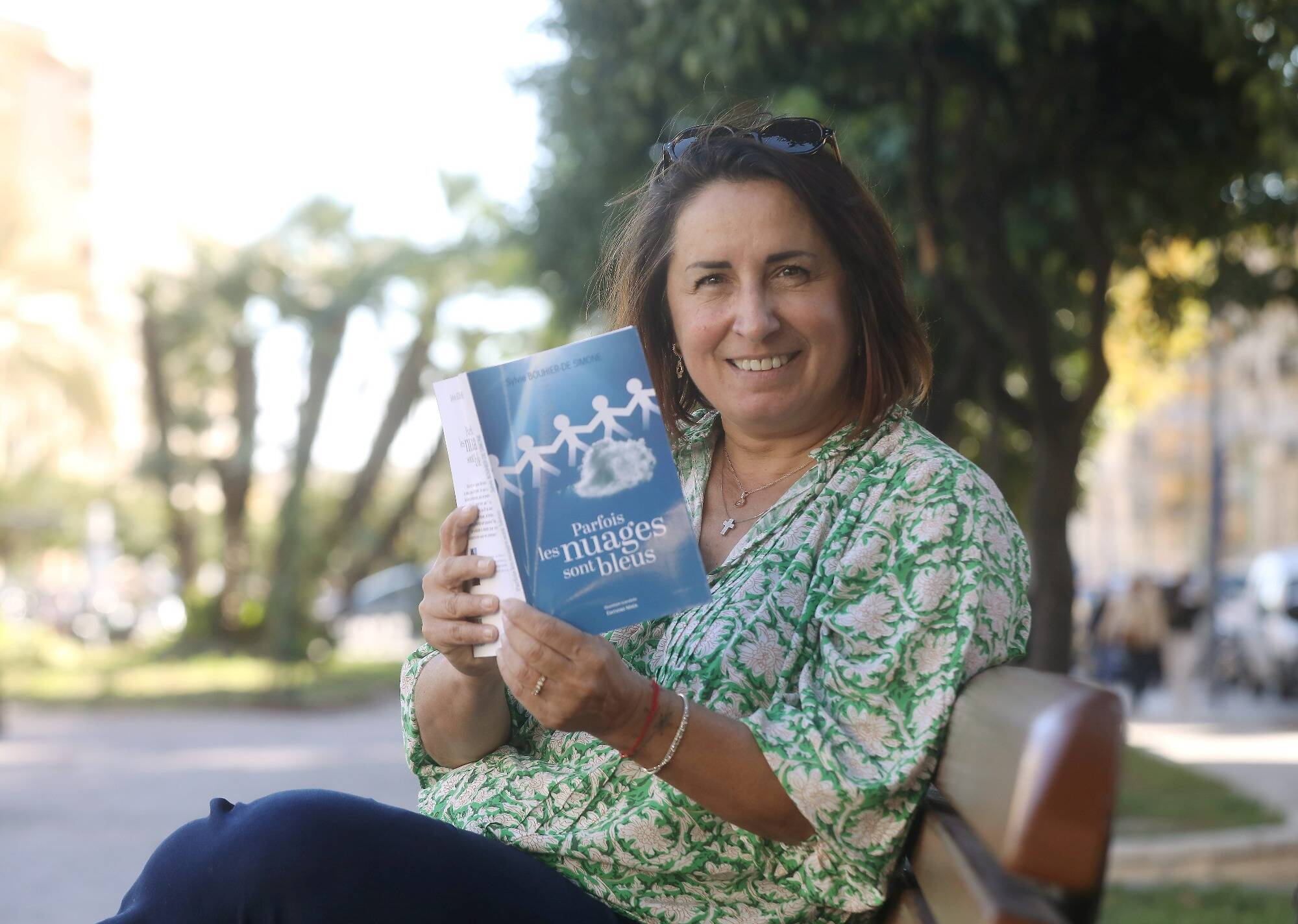 Trente cinq ans après les premières ébauches, cette institutrice mentonnaise sort son premier roman
