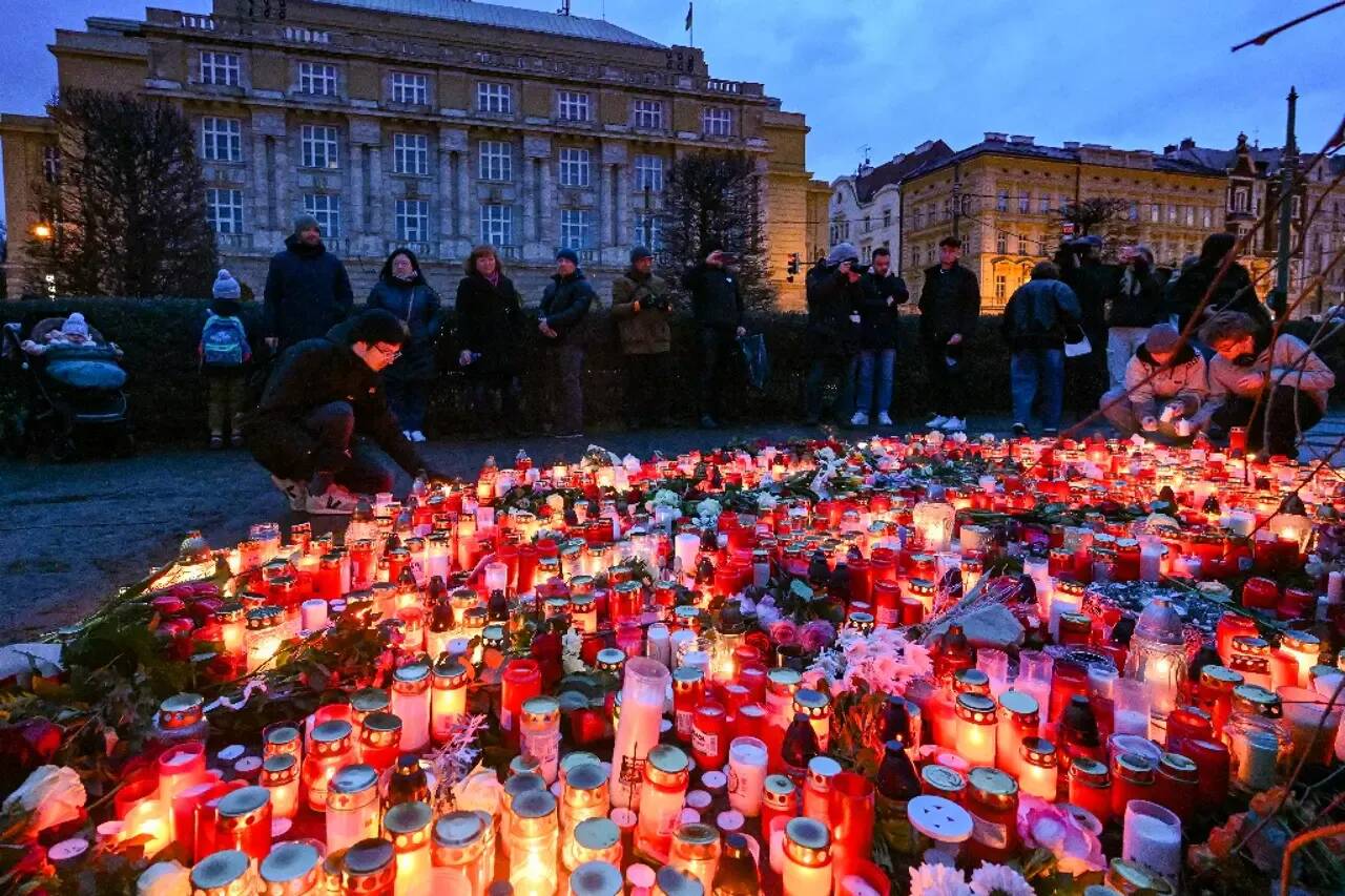Minute de silence, drapeaux en berne... La République tchèque rend hommage aux victimes de la tuerie qui a fait 14 morts à l'université de Prague
