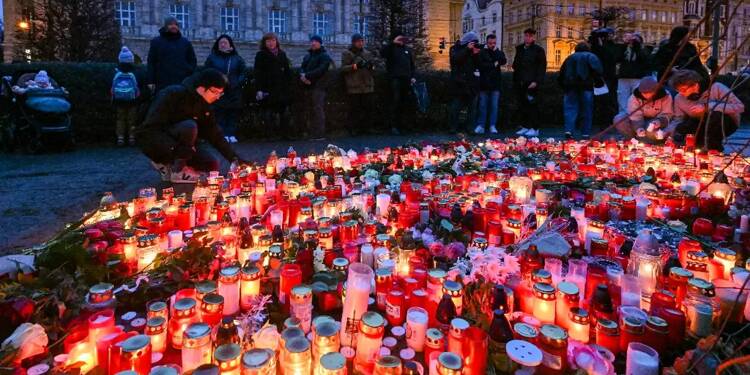 Minute de silence, drapeaux en berne... La République tchèque rend hommage aux victimes de la tuerie qui a fait 14 morts à l'université de Prague