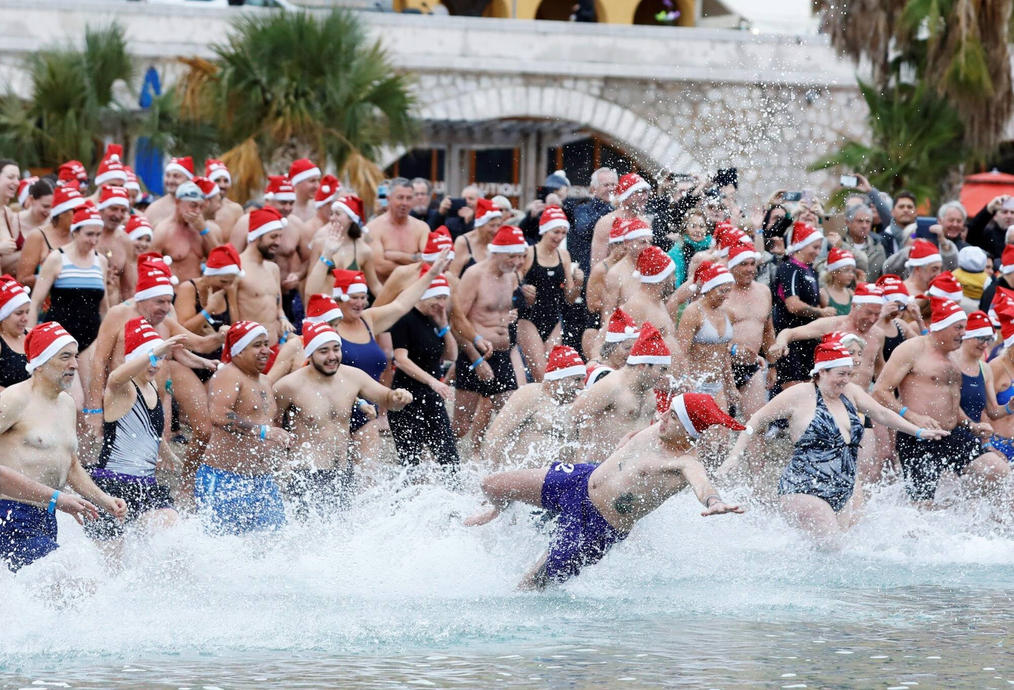 Malgré le froid et la grisaille, de nombreux courageux se sont jetés à l'eau pour le bain du Nouvel an dimanche à Menton
