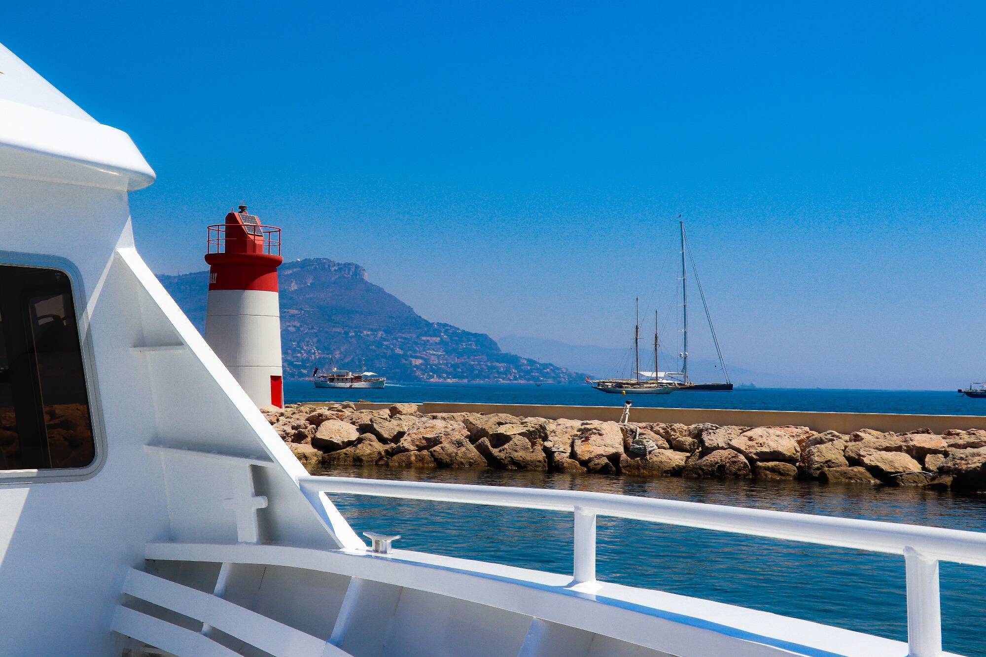 Balade en bateau à Saint-Jean-Cap-Ferrat: 7 trésors cachés à admirer depuis la mer