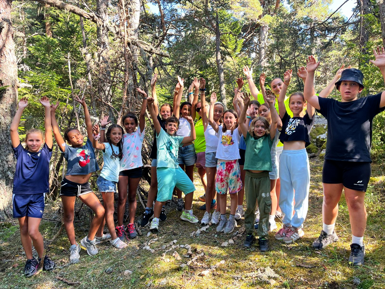 Des enfants de 9 à 11 ans découvrent la nature lors des colos apprenantes au centre Tipi and Co dans un parc des Alpes-Maritimes