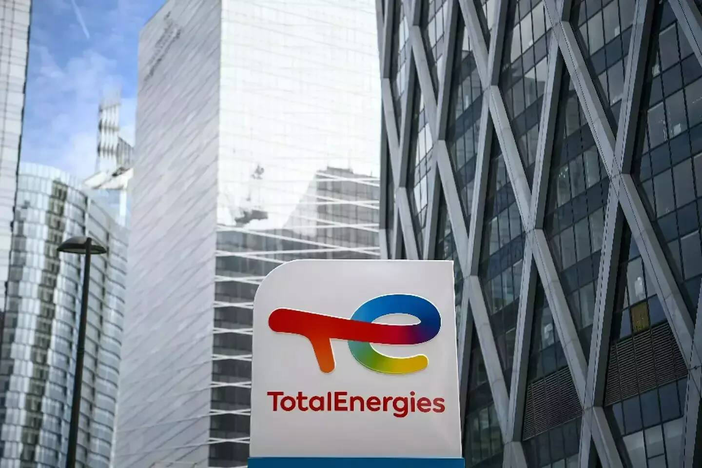 Fraude à la rénovation: cinq entreprises du secteur de l'énergie, dont TotalEnergies et Dalkia visées par des amendes de 2,4 millions d'euros