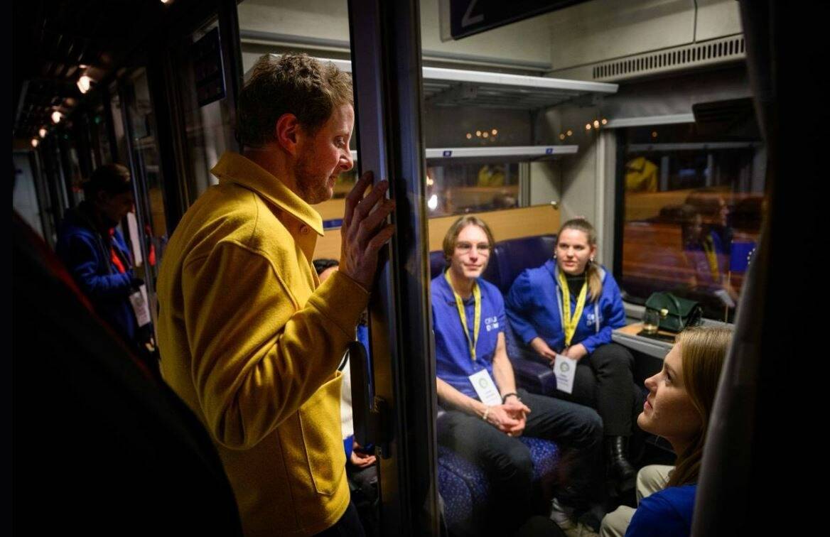 Quand le ministre des Transports Clément Beaune prend l'avion pour aller promouvoir les trains de nuit