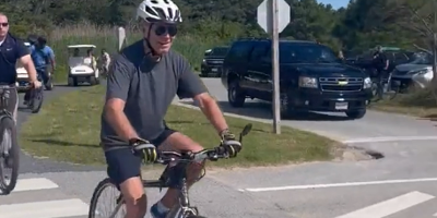 Le président des Etats-Unis Joe Biden tombe de vélo, mais se relève rapidement et assure aller 