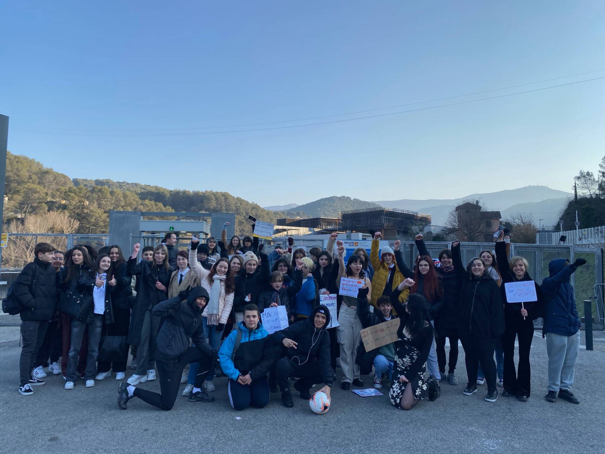 Des élèves bloquent le lycée de Drap pour protester contre la réforme des retraites
