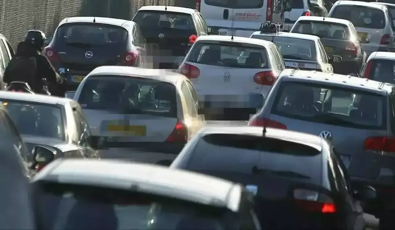 Un accident entre un poids-lourd et une voiture paralyse la circulation sur l'A8 ce lundi soir: le temps de parcours considérablement rallongé