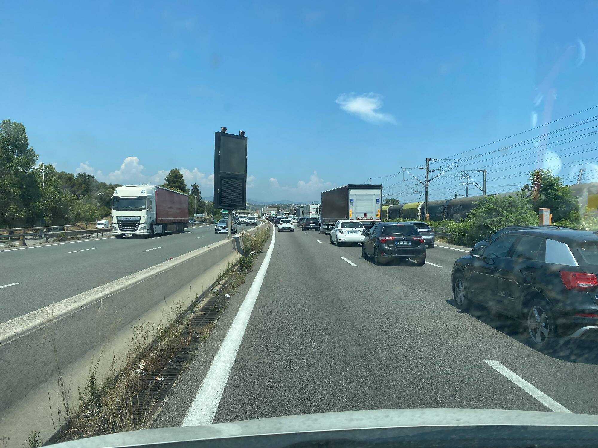 Un véhicule en panne sur l'autoroute A8 provoque d'importants ralentissements en ce début d'après-midi dans les Alpes-Maritimesl'A8, ce que l'on sait