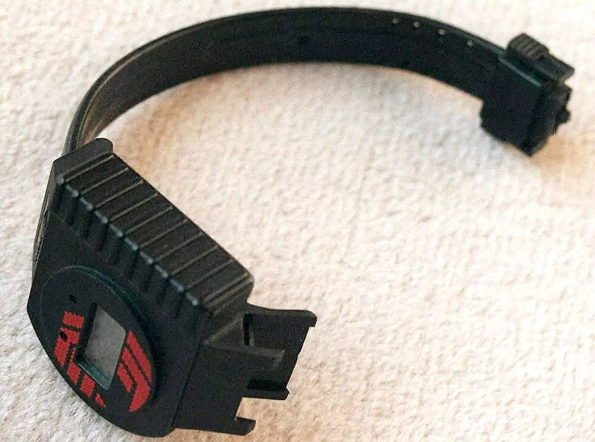 Après une énième dispute avec sa compagne, il sectionne son bracelet électronique pour qu'on le mette en prison