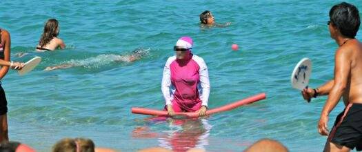 Le maire prend un arrêté pour interdire le burkini sur une plage de Corse, le préfet demande son retrait