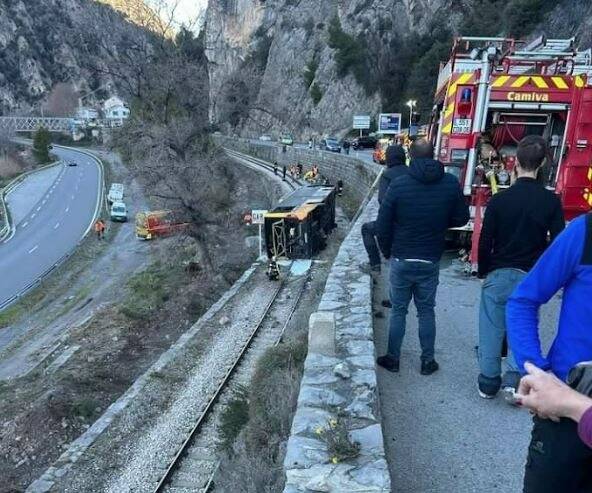 Un bus atterrit sur la voie du train des Pignes dans l'arrière-pays de Nice, un important dispositif de sapeurs-pompiers déployé
